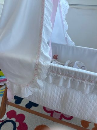 Cuna de madera con dosel de juguete para bebé