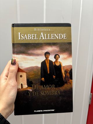 6 libros 5 de Isabel Allende y 1 de Jojo Vives