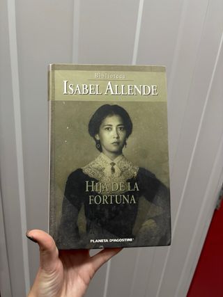 6 libros 5 de Isabel Allende y 1 de Jojo Vives