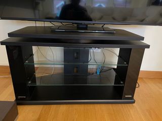 Mesa TV Negra con Ruedas