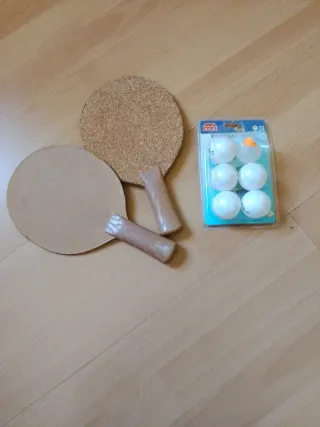 Paletas de ping pong y pelotas