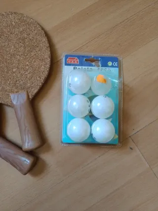 Paletas de ping pong y pelotas