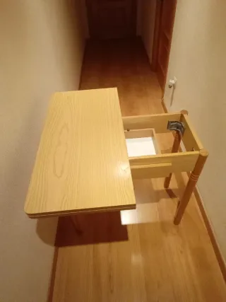 Mesa auxiliar de madera con cajón