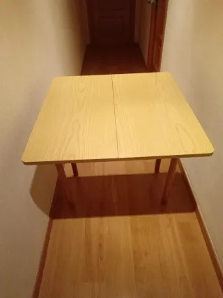 Mesa auxiliar de madera con cajón