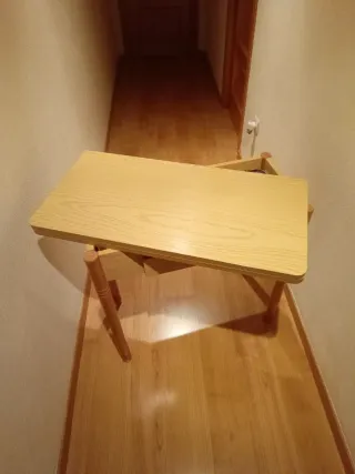 Mesa auxiliar de madera con cajón