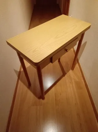 Mesa auxiliar de madera con cajón