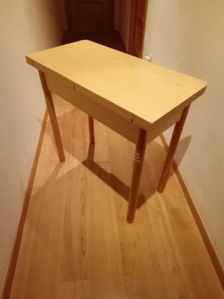 Mesa auxiliar de madera con cajón