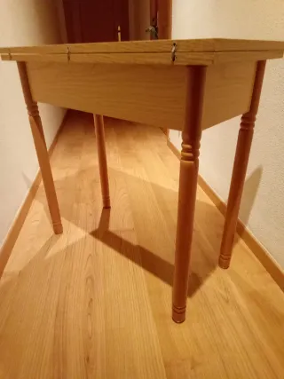 Mesa auxiliar de madera con cajón