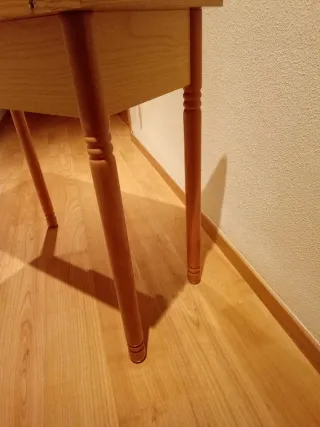 Mesa auxiliar de madera con cajón