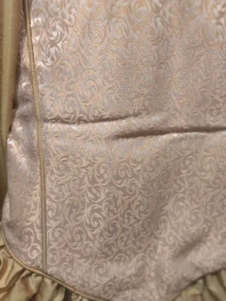 Vestido medieval con capa y capucha dorado