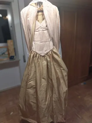Vestido medieval con capa y capucha dorado