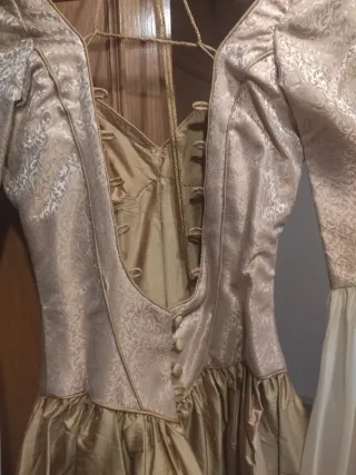 Vestido medieval con capa y capucha dorado