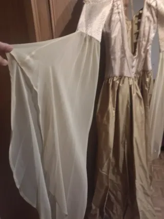 Vestido medieval con capa y capucha dorado