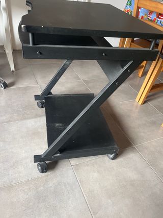 Mesa de ordenador con ruedas
