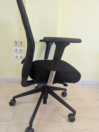 Silla de oficina Vitra ID Trim negra