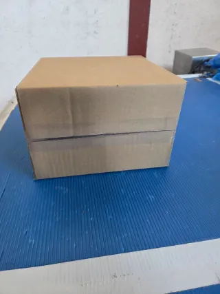 Caja de cartón anónima