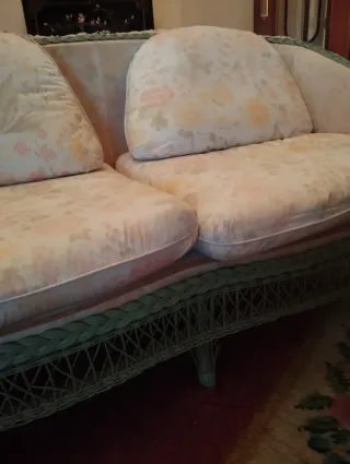 Sofá y butacas de mimbre beige y verde