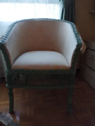 Sofá y butacas de mimbre beige y verde