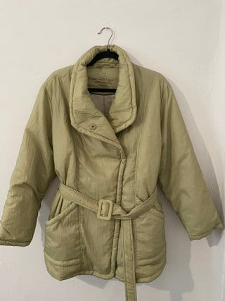 Chaqueta color beige con cinturón