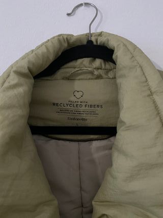 Chaqueta color beige con cinturón