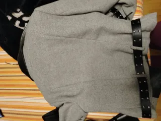 Chaqueta Guess Gris con Detalles