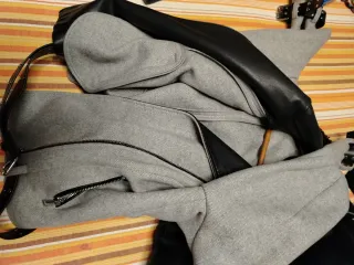 Chaqueta Guess Gris con Detalles