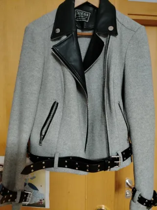 Chaqueta Guess Gris con Detalles