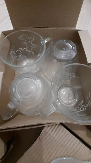 Vajilla de cristal con diseño floral