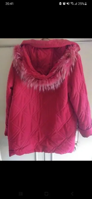 Abrigo rojo con capucha.