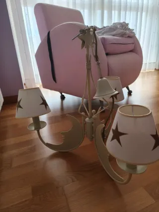 Lámpara colgante infantil beige y blanca