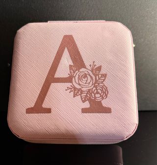 Joyero personalizado con letra A y flores