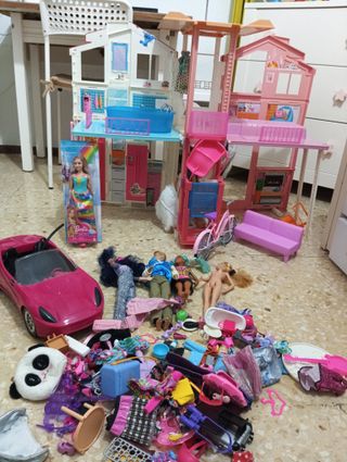 Casa Barbie con Accesorios y Muñecas