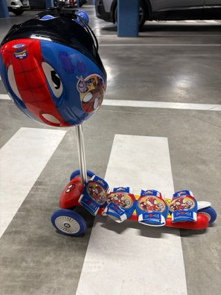 Patinete infantil Spiderman con casco y proteccion