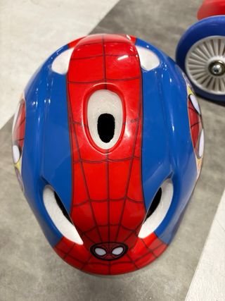 Patinete infantil Spiderman con casco y proteccion