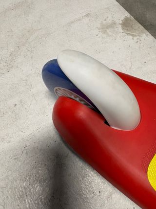 Patinete infantil Spiderman con casco y proteccion