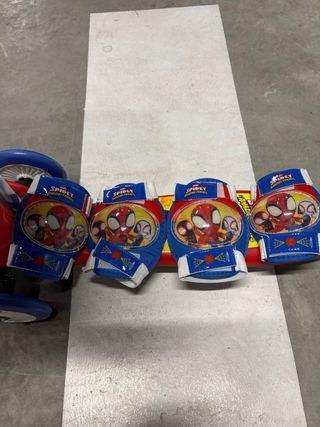 Patinete infantil Spiderman con casco y proteccion