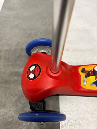 Patinete infantil Spiderman con casco y proteccion