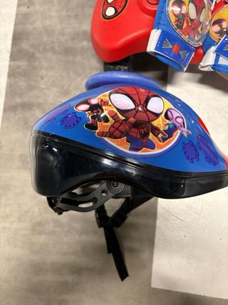 Patinete infantil Spiderman con casco y proteccion