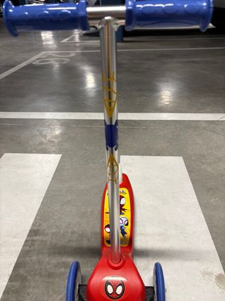 Patinete infantil Spiderman con casco y proteccion