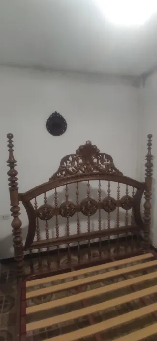 Cama de madera tallada estilo clásico