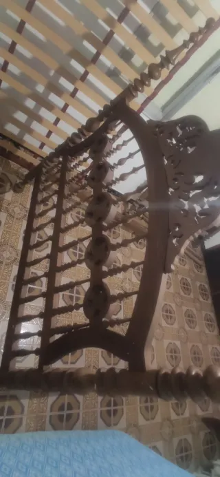 Cama de madera tallada estilo clásico