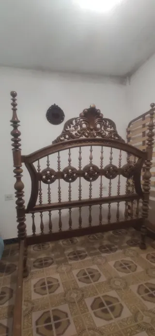 Cama de madera tallada estilo clásico