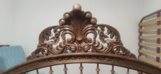 Cama de madera tallada estilo clásico