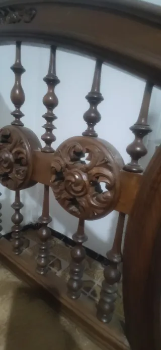 Cama de madera tallada estilo clásico