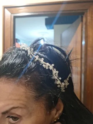 Diadema de pedrería plateada