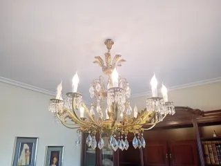 Lámpara de araña dorada con cristales