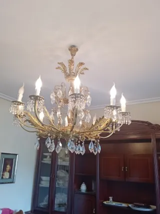 Lámpara de araña dorada con cristales