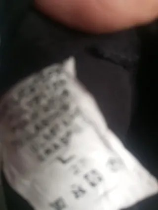 Blusa negra de raso con volantes