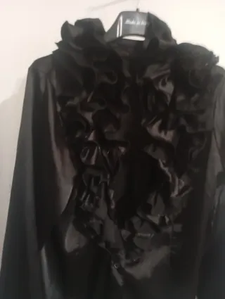 Blusa negra de raso con volantes