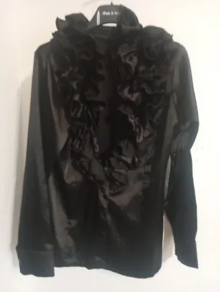 Blusa negra de raso con volantes